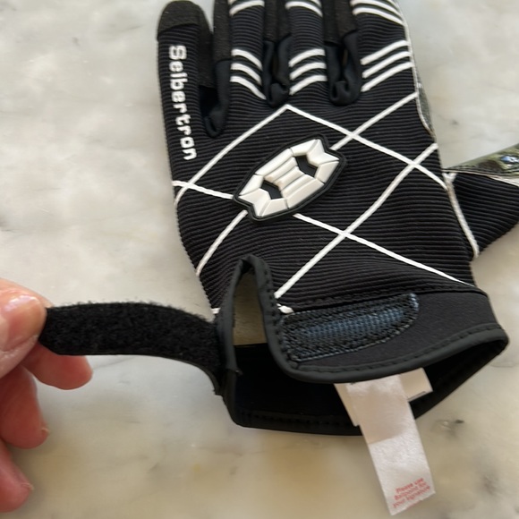 Football Receiver Gloves - Picture 5 of 6